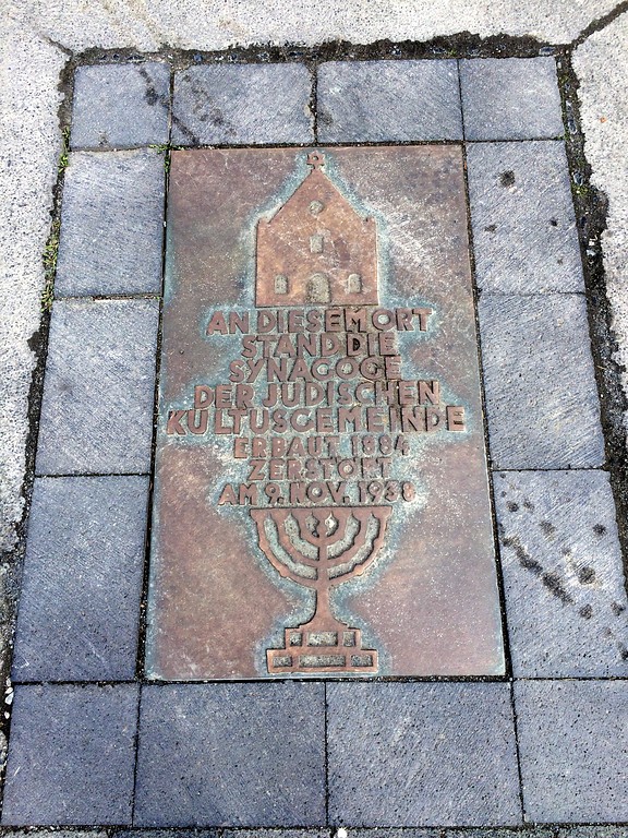 Gedenkplatte in der Frankfurter Straße, die an den früheren Standort der Synagoge Altenkirchen in der damaligen Mackenstraße erinnert (2015).