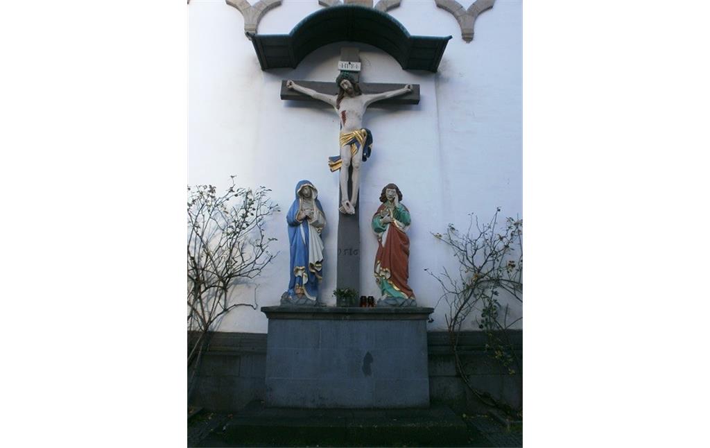 Kreuzigungsgruppe Maria, Jesus und Johannes im Außenbereich der St. Severus-Kirche in Boppard am Rhein (2014)