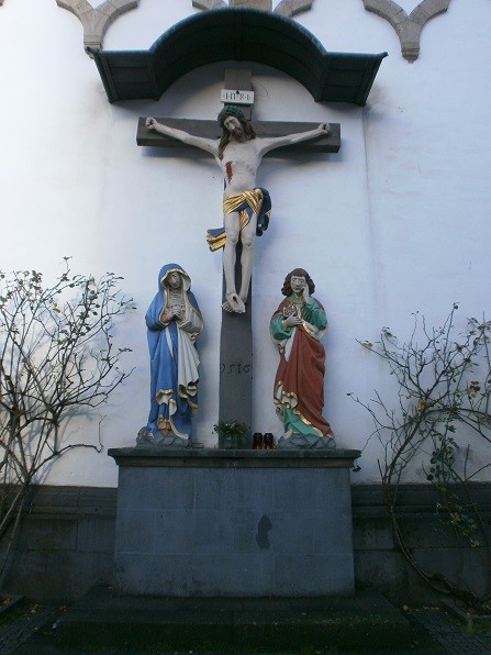 Kreuzigungsgruppe Maria, Jesus und Johannes im Außenbereich der St. Severus-Kirche in Boppard am Rhein (2014)