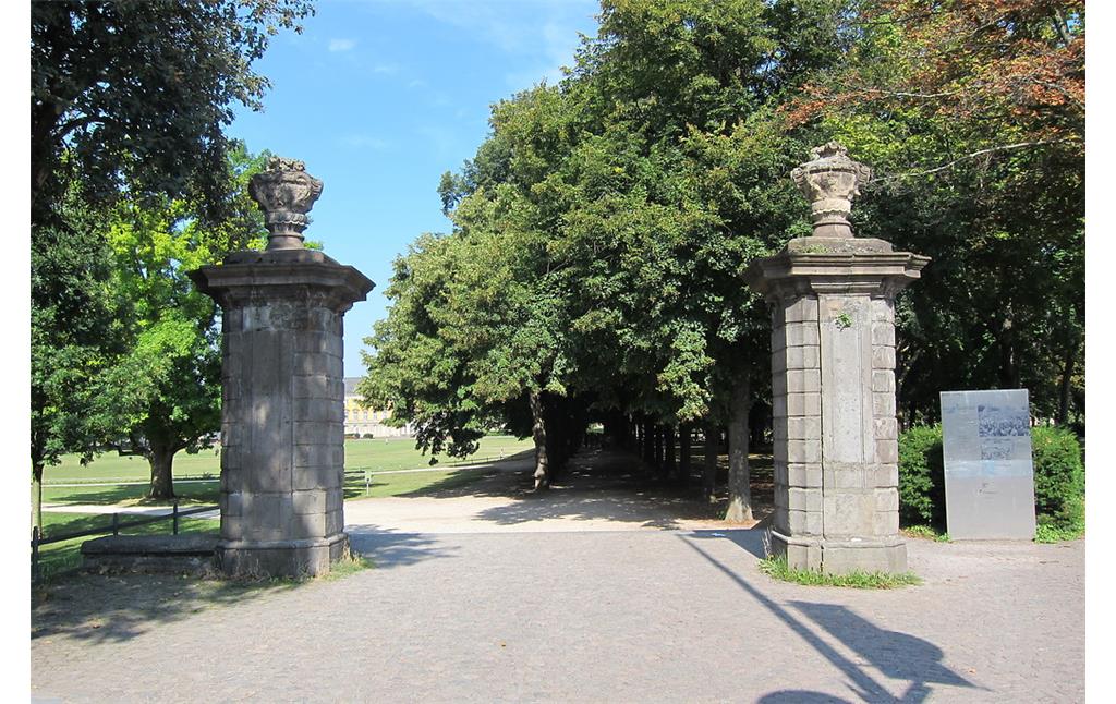 Zugang zum Bonner Hofgarten im Süden von der Adenaueralle aus (2013)