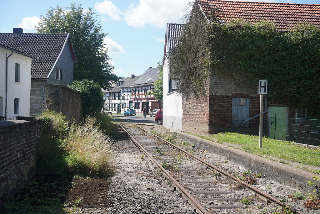 Schleiden-Olef, Denkmalbereich. Blick über die Trasse der Oleftalbahnbahn in den historischen Ortskern (2017)