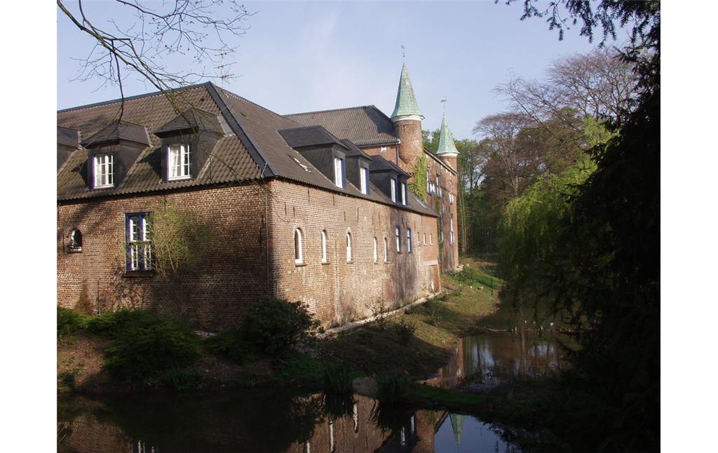 Haus Walbeck in Geldern-Walbeck mit einem Teil des Wassergrabens (2003)
