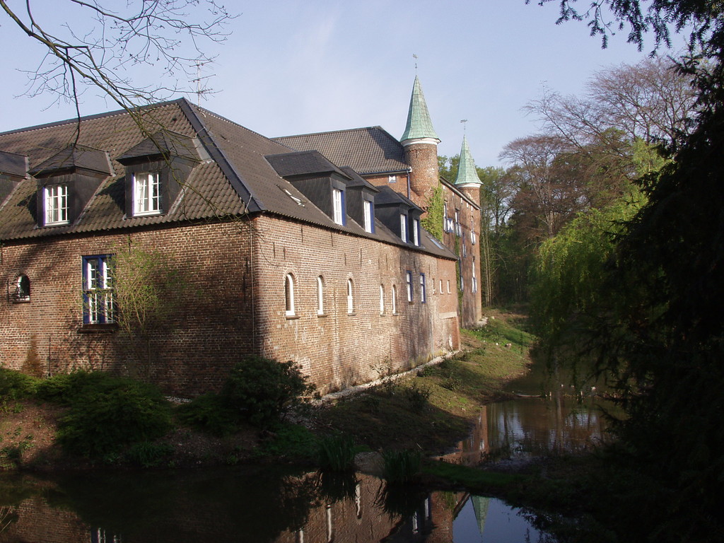 Haus Walbeck in Geldern-Walbeck mit einem Teil des Wassergrabens (2003)