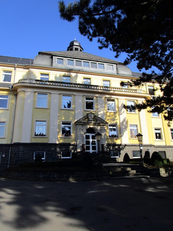 Jugendhilfezentrum Bernardshof bei Mayen, Gebäudeeingang (2015)