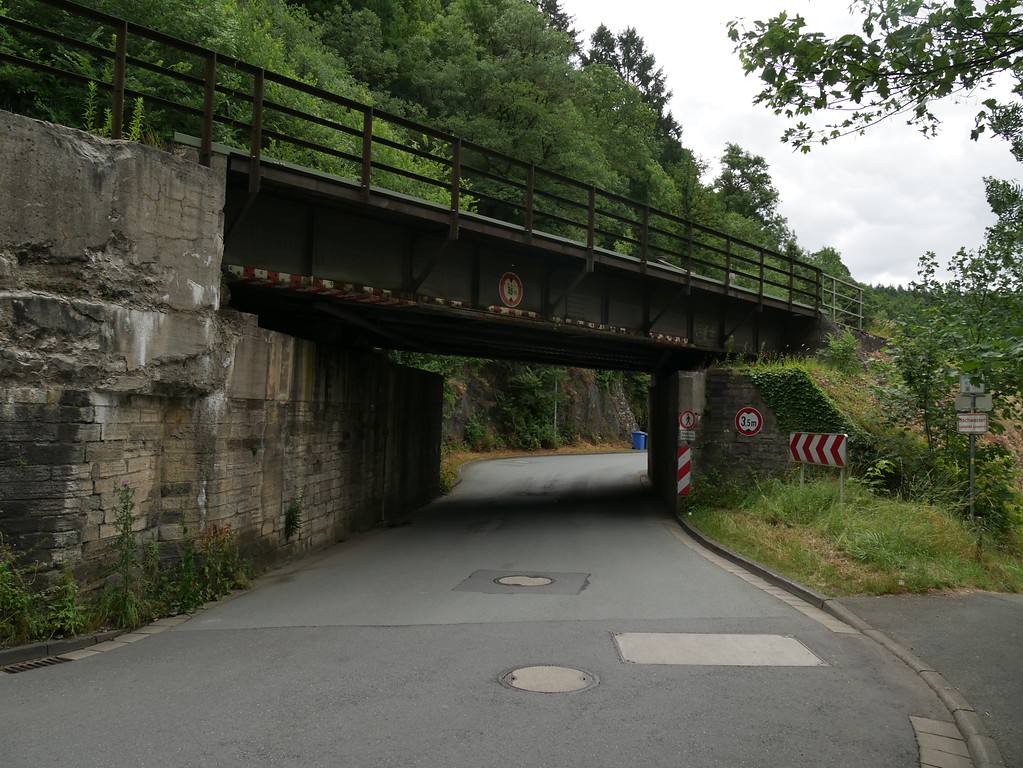 Eisenbahnbrücke über die Weilstraße in Weilburg, Blick Richtung Südosten (2017)