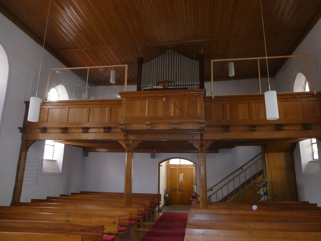 Orgel auf der Orgelempore in der evangelische Kirche in Mackenbach (2022)