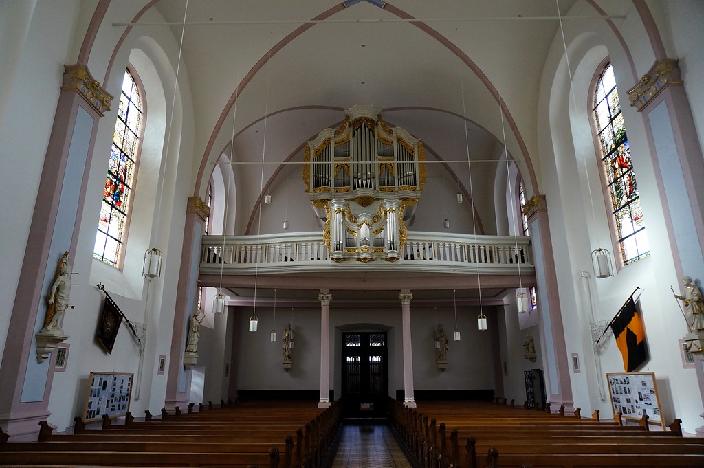 Ansicht des Innenraums der Katholischen Pfarrkirche St. Peter in Zell (2015)