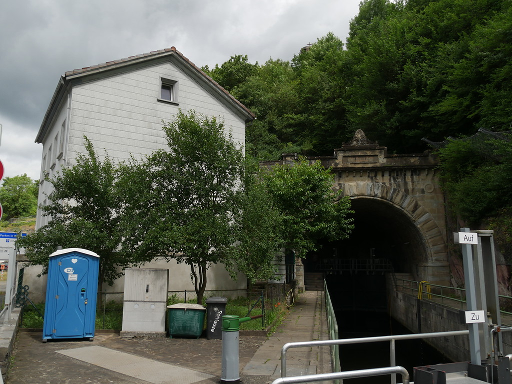 In der linken Bildhälfte ist das Tunnelhaus, in der rechten Bildhälfte die obere Kammer der Doppelschleuse Weilburg zu erkennen, die bis in den Schifffahrtstunnel reicht (2017)
