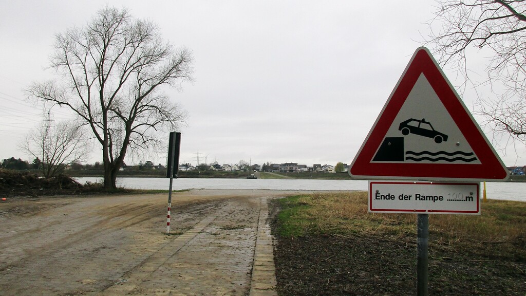 Die Zufahrt auf Rheidter Seite zu der Ersatzübergangsstelle über den Rhein (so genannte "NATO-Rampe") zwischen Bornheim-Widdig und Niederkassel-Rheidt (2024).