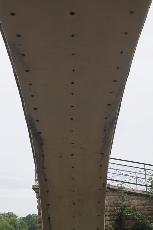 Untersicht der Bogenbrücke Monierbrücke in Laubenheim (2021)