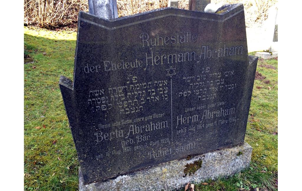 Grabstätte auf dem Jüdischen Friedhof Kumpstraße in Altenkirchen, das Ehepaar Abraham wurde hier gemeinsam bestattet (2015).