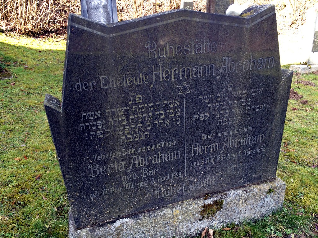 Grabstätte auf dem Jüdischen Friedhof Kumpstraße in Altenkirchen, das Ehepaar Abraham wurde hier gemeinsam bestattet (2015).