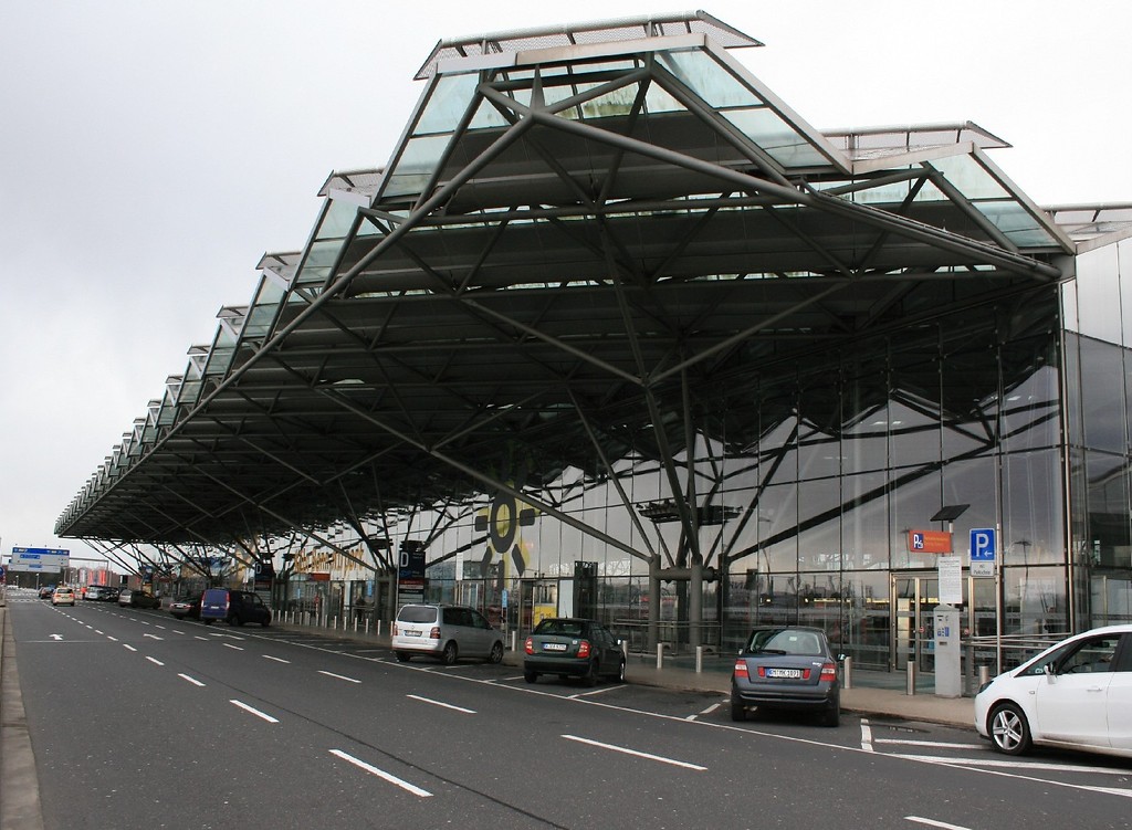Die gläserne Fassade des im Jahre 2000 fertiggestellten Terminal 2 des Flughafens Köln/Bonn (2015).