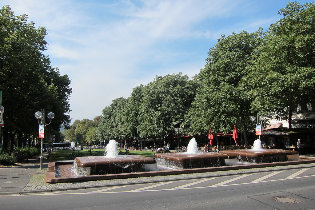 Kaiserplatz in Bonn von Nordosten her gesehen mit der dreiteiligen Springbrunnenanlage im Vordergrund (2013)