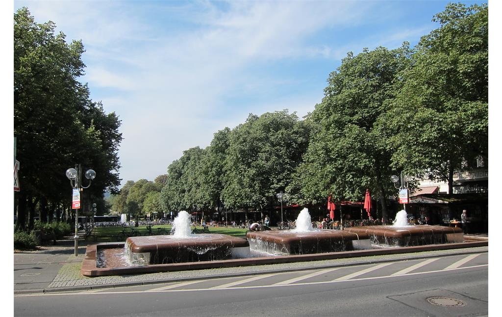 Kaiserplatz in Bonn von Nordosten her gesehen mit der dreiteiligen Springbrunnenanlage im Vordergrund (2013)