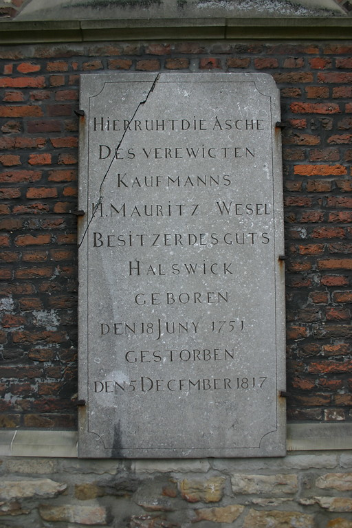 Grabstein des Kaufmannes H. Mauritz von 1817 an der Fassade der evangelischen Kirche in Schermbeck-Gahlen (Kirchstraße), Teil des alten Friedhofs "De Widow" (2008).