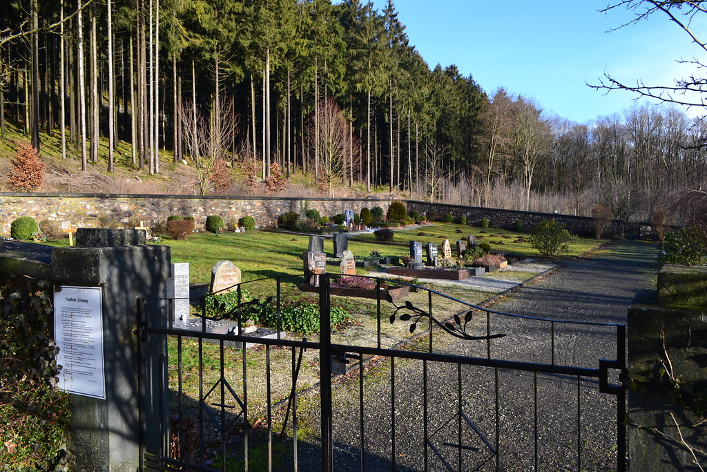 Eingang des Friedhofs Rinzenberg (2016)