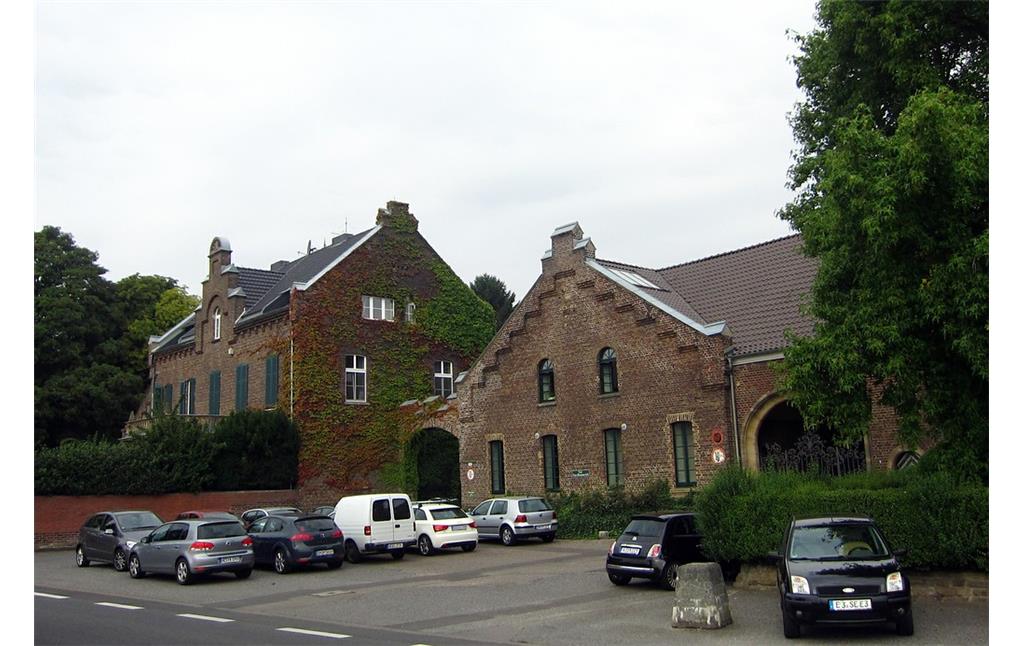 Die frühere Wasserburg Neu-Hemmerich, heute Gutshof, aus Blickrichtung Bachemer Straße in Frechen-Bachem (2013).