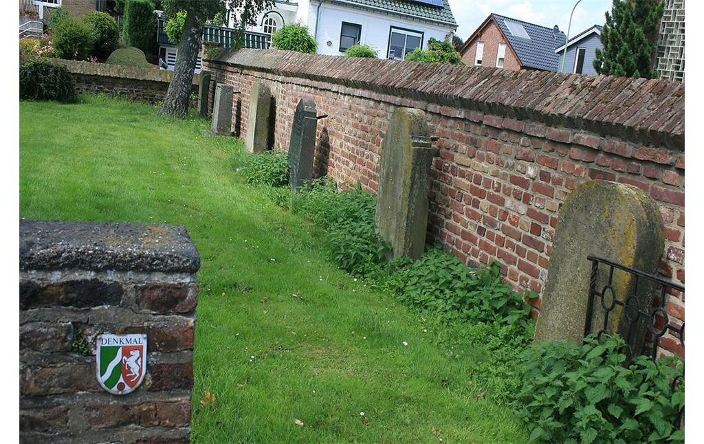 Blick auf den jüdischen Friedhof in Titz-Rödingen mit den an der Friedhofsmauer aufgestellten Grabsteinen (2010)