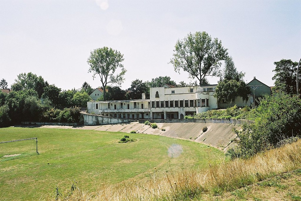 Das im Verfall begriffene frühere Bonner Poststadion mit den erhöhten Steilkurven der die Rasenspielfläche umlaufenden Radrennbahn (2005)