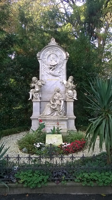 Das Grabmal von Clara und Robert Schumann auf dem Alten Friedhof in Bonn-Nordstadt (2014).