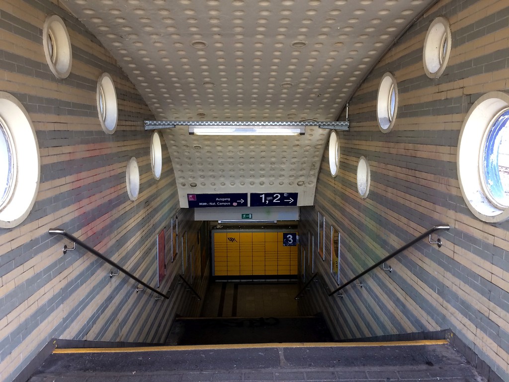 Blick in das Gehäuse des Treppenaufstiegs auf den Bahnsteig des Bahnhofs Köln-Süd (2017).