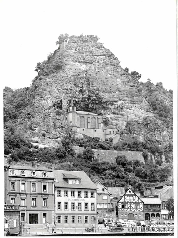 Historisches Foto der Felsenkirche in Idar-Oberstein und der unterhalb dieser gelegenen historischen Gebäude im Stadtzentrum (1955)