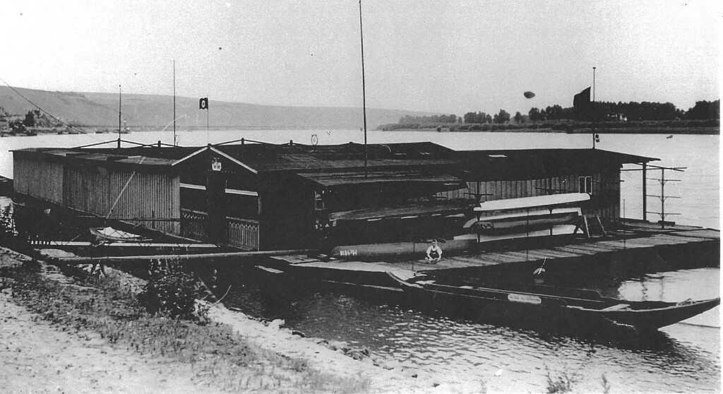 Das Badehaus in Nierstein mit einer Anlegestelle für Paddelboote (1930er Jahre)