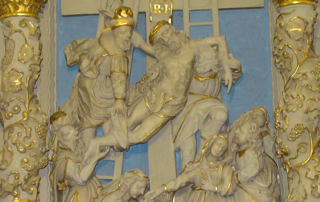 Detailaufnahme der Darstellung der Kreuzabnahme Christi am spätrenaissancezeitlichen Altaraufsatz in der Kapelle St. Peter auf dem Petersberg bei Neef (2020).