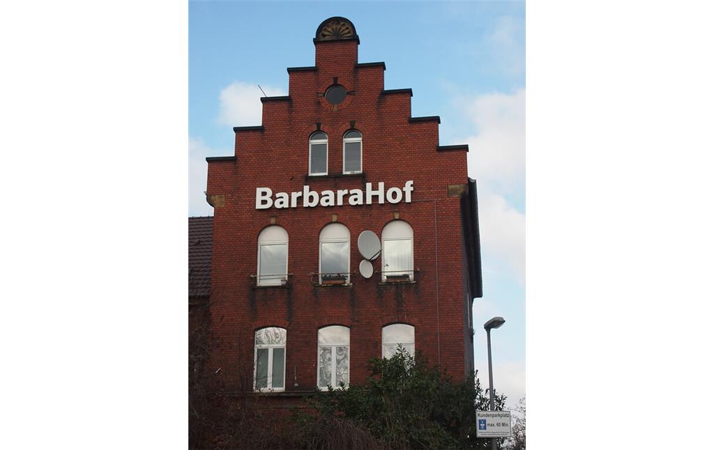 Blick von der Barbarastraße auf ein Gebäude auf dem Barbarahof in Köln-Riehl, das früher zur Artilleriekaserne gehörte (2021).