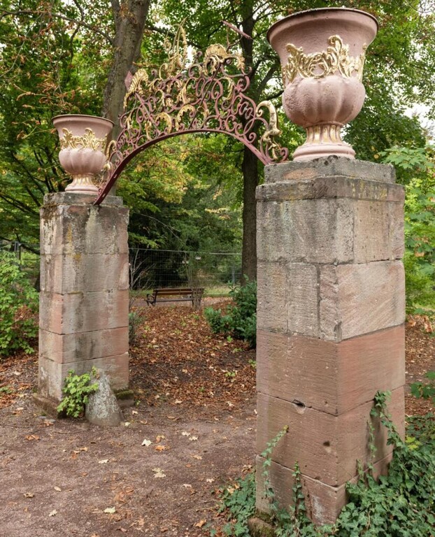 Aus barocker Zeit erhaltener Eingang zum Schlossgarten in Kirchheimbolanden (2023)