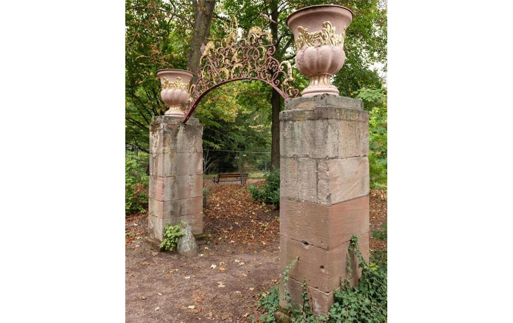 Aus barocker Zeit erhaltener Eingang zum Schlossgarten in Kirchheimbolanden (2023)