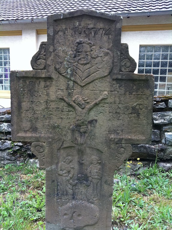 Grabkreuz auf dem Kirchhof in Sand
