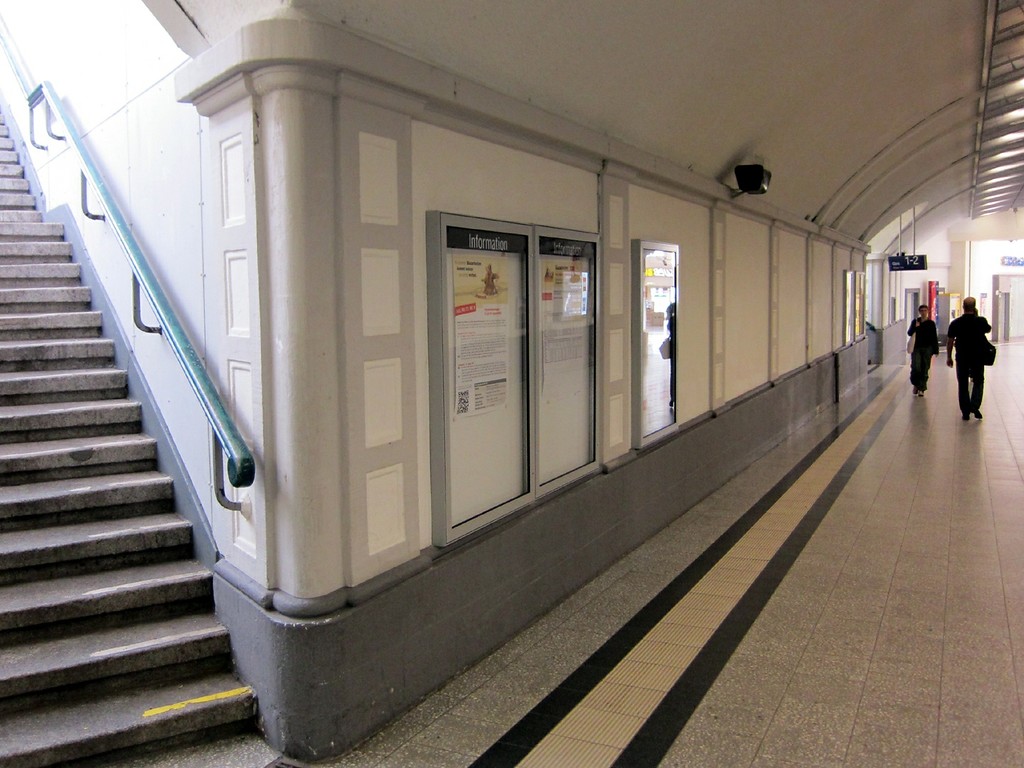Der mittlerweile überbaute historische Fahrplan im Bahnhof Messe/Deutz (03.07.2012).