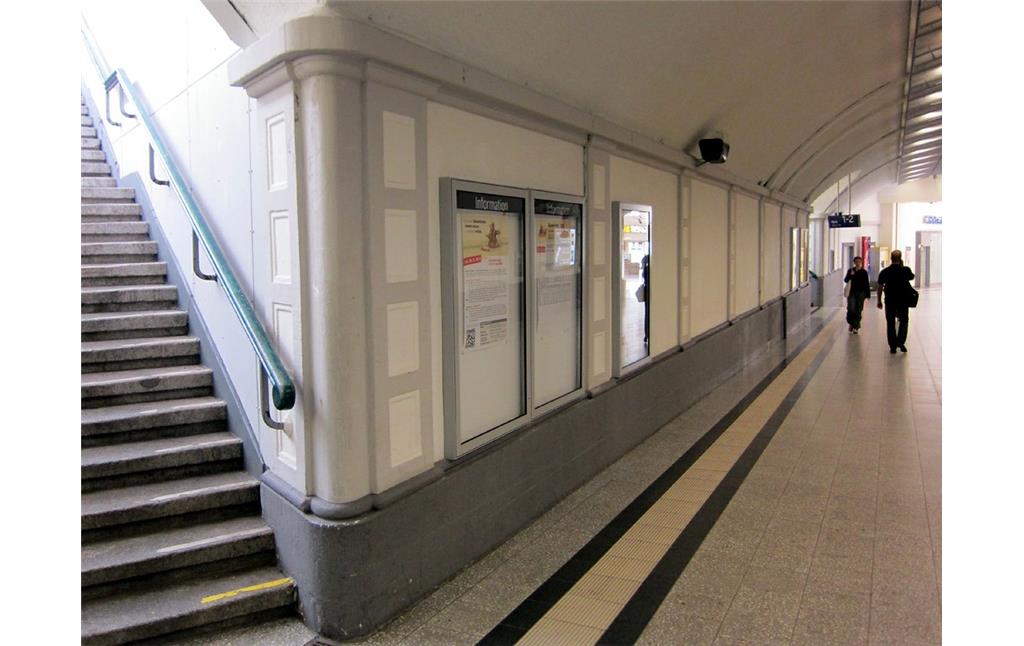 Der mittlerweile überbaute historische Fahrplan im Bahnhof Messe/Deutz (03.07.2012).