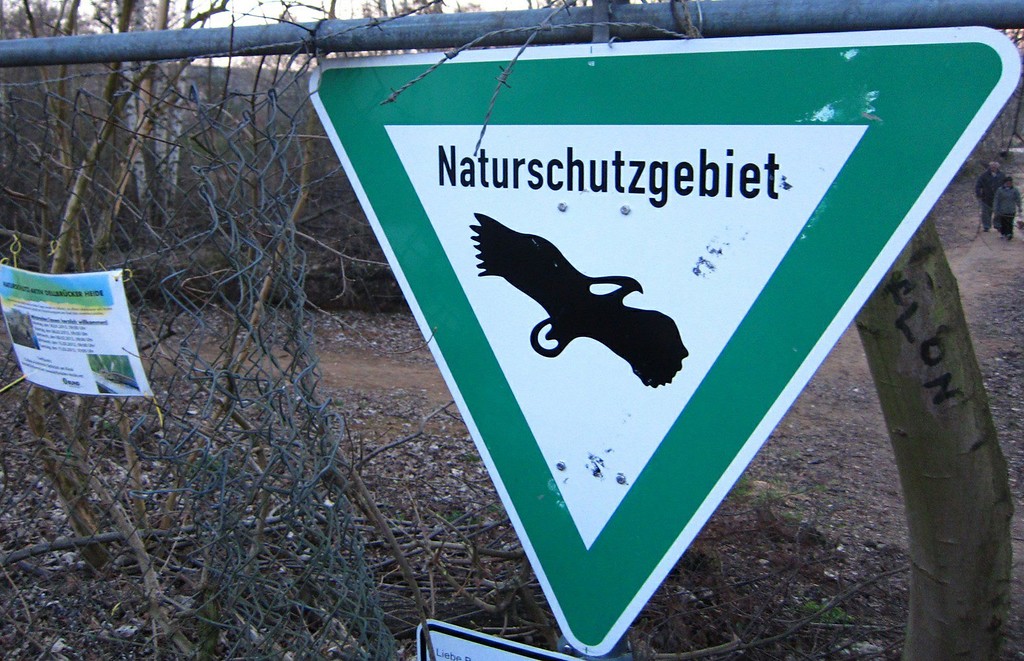 Hinweisschild Naturschutzgebiet Delbrücker Heide im Lupinenweg in Köln-Dellbrück (2012).