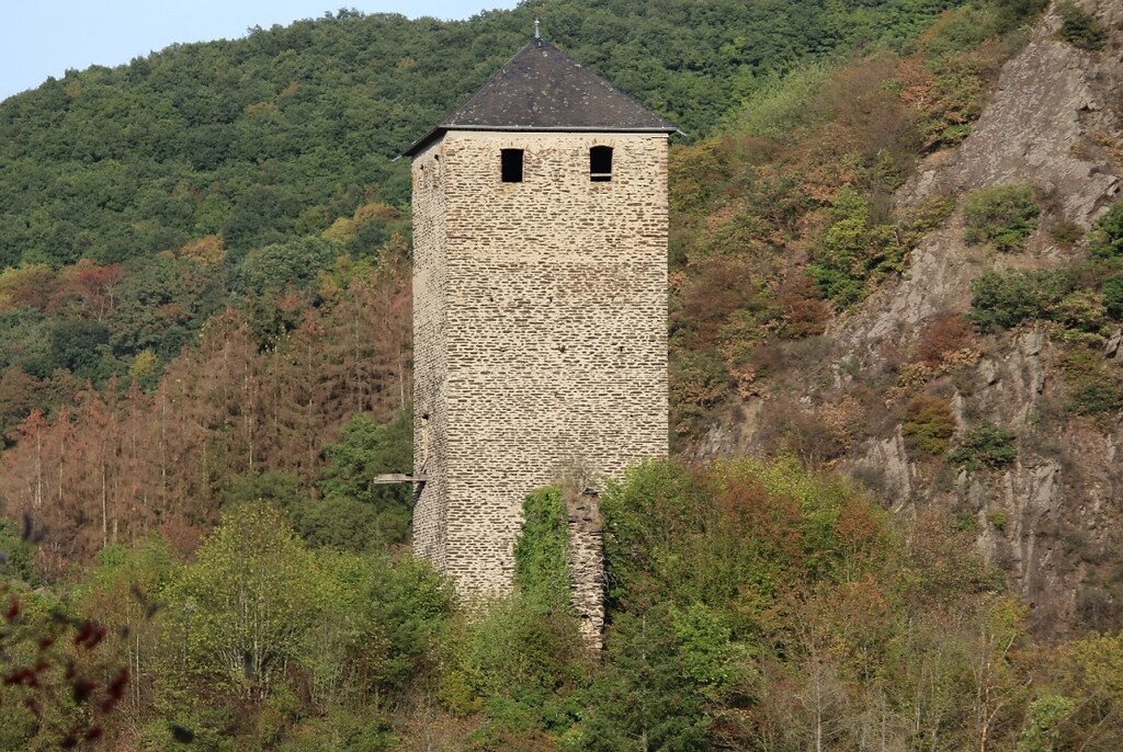 Bergfried der Burg Treis, Südwestansicht (2022)