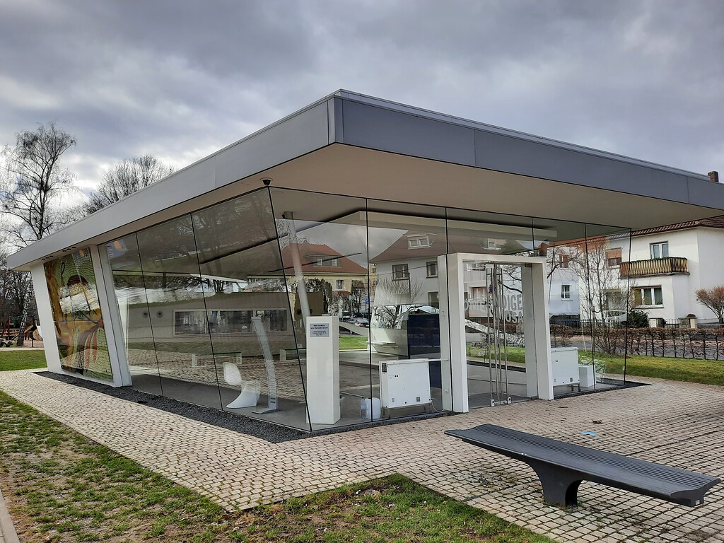 Glaspavillon mit Römer-Mosaik im Bad Vilbeler Kurpark (2021)