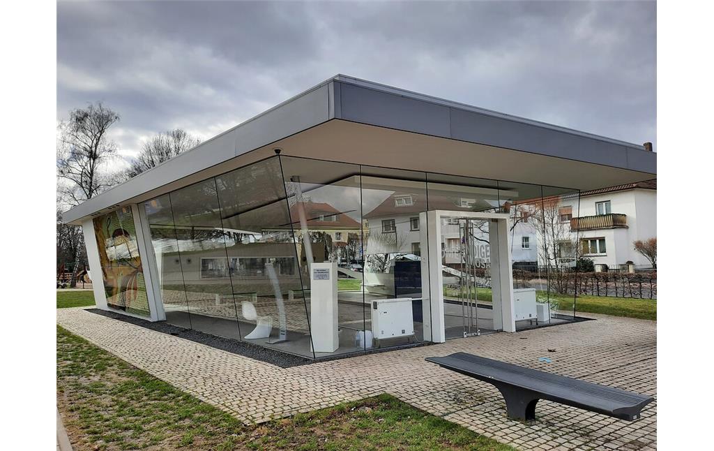 Glaspavillon mit Römer-Mosaik im Bad Vilbeler Kurpark (2021)