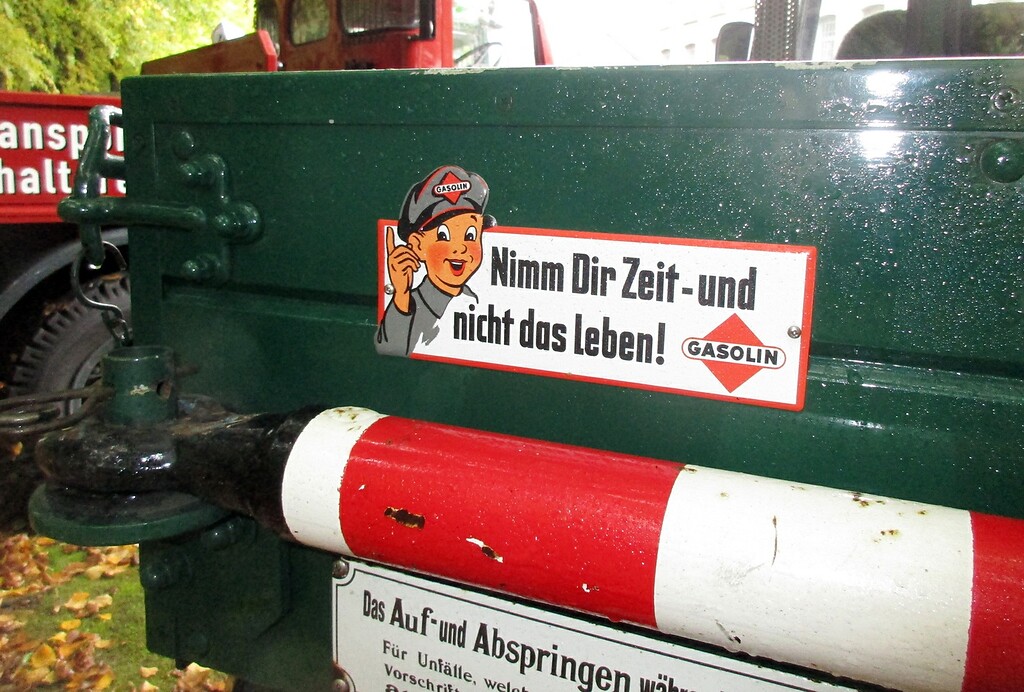 Der Werbeslogan der Gasolin AG "Nimm Dir Zeit - und nicht das Leben!" als Aufkleber auf einem Oldtimer-Nutzfahrzeug beim Transport- und Oldtimerfest 2022 am LVR-Industriemuseum Engelskirchen.