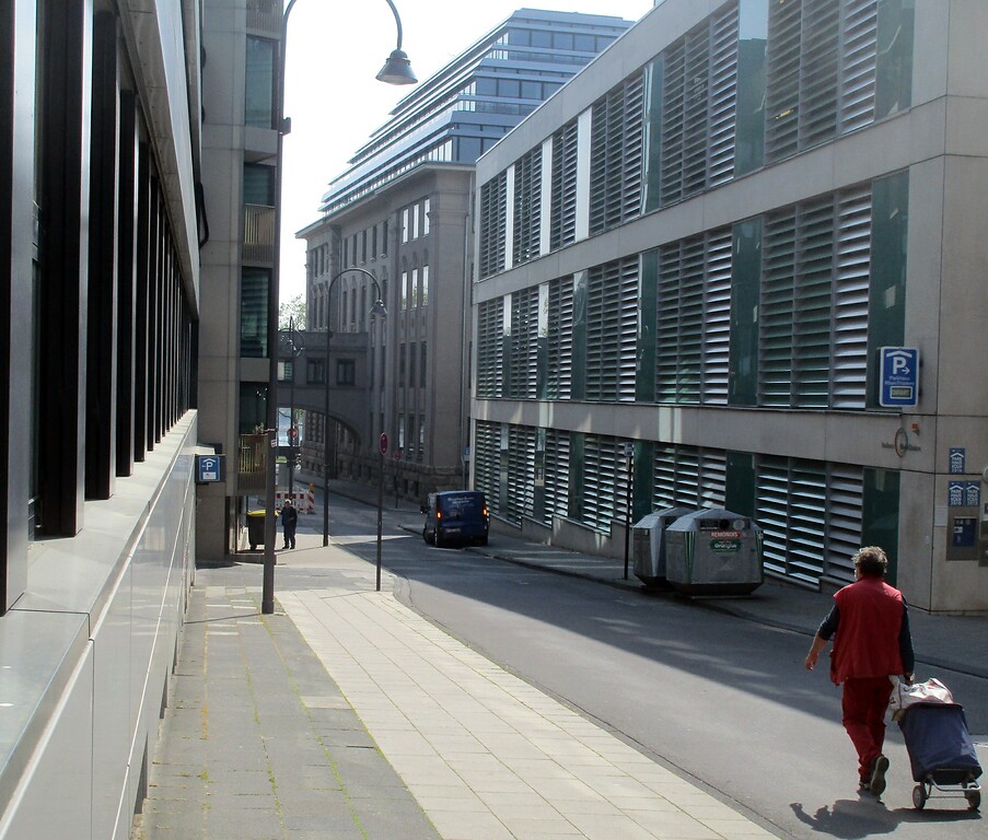 Blick in die im heutigen Kölner Stadtteil Altstadt-Nord gelegene Servasgasse in Richtung Rhein, mittig im Bild das frühere Direktionsgebäude der Reichsbahndirektion (2020).