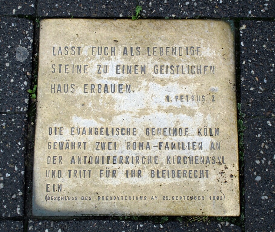 Ein Stolperstein vor der evangelischen Antoniterkirche in der Kölner Schildergasse (2020). Der Aufschrift zufolge gewährte die Gemeinde 1992 zwei Roma-Familien Kirchenasyl.