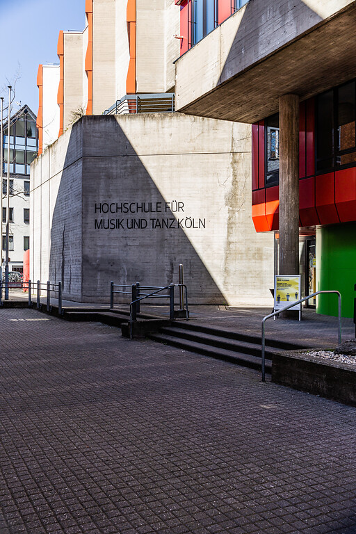 Eingang zur Hochschule für Musik und Tanz Köln (2021)