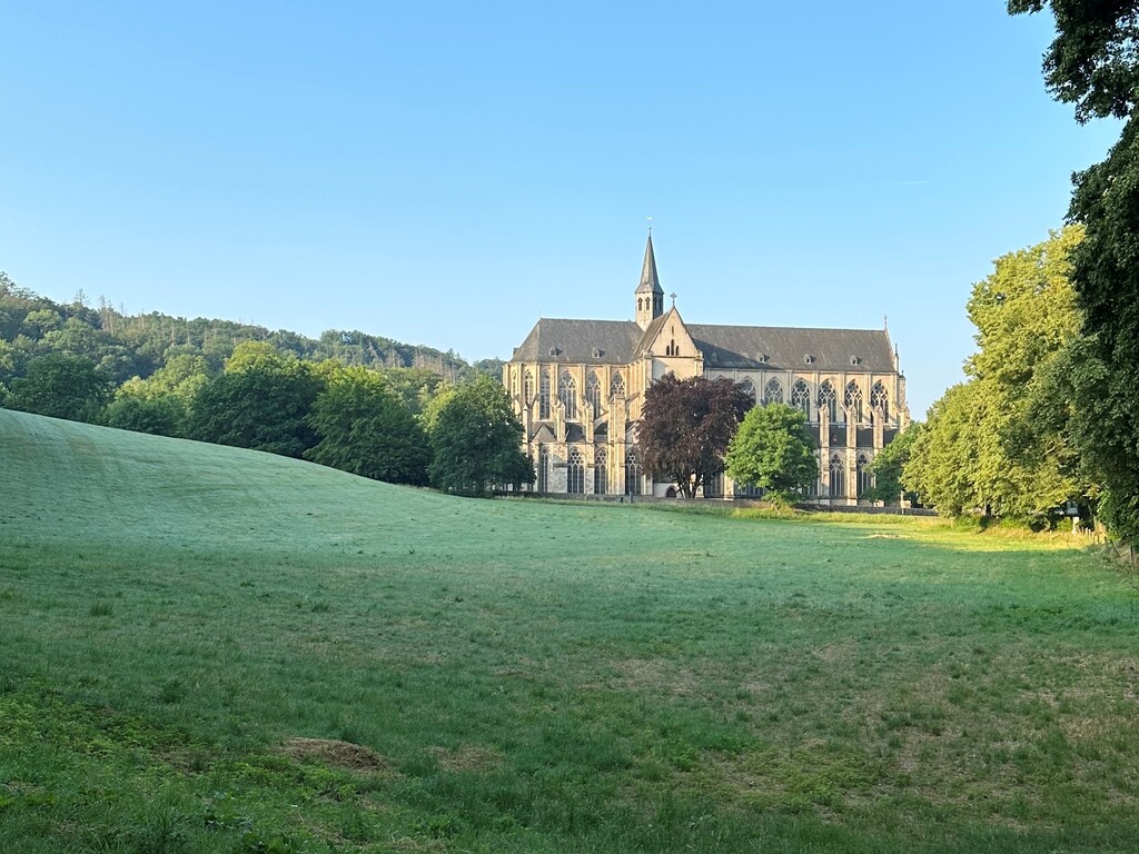 Blick auf die Nordseite des Altenberger Doms vom Eingang der ehemaligen Klosteranlage aus (2023).