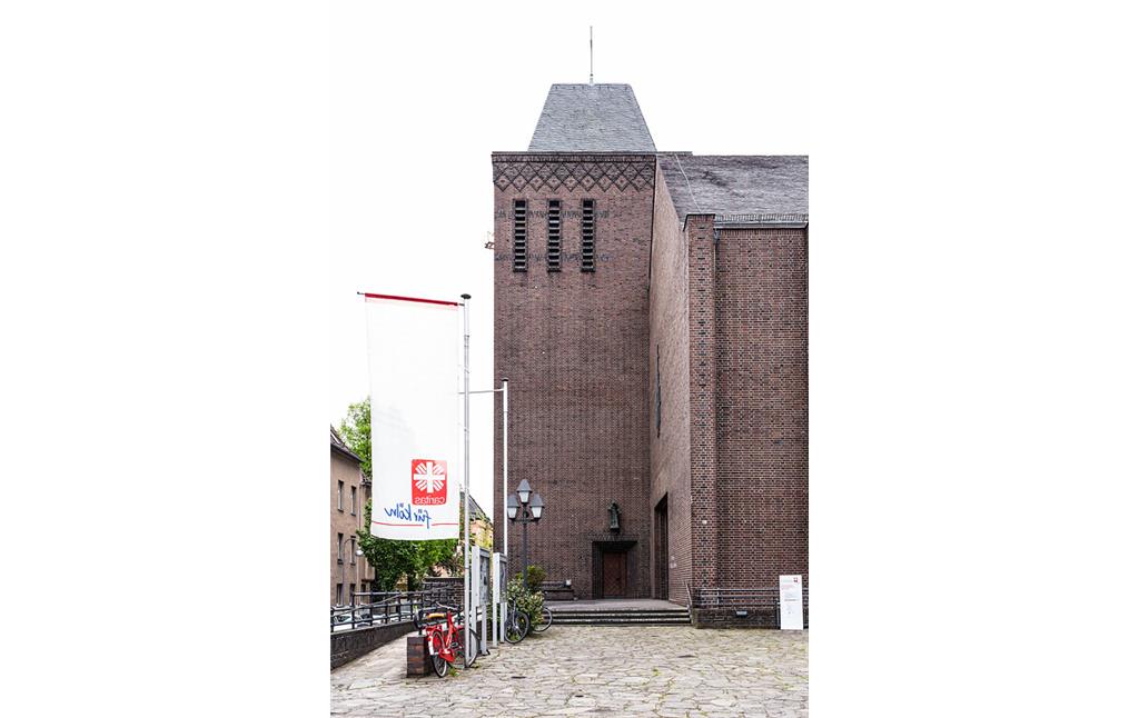 Vorplatz der Kirche St. Karl Borromäus in Köln-Sülz (2021)