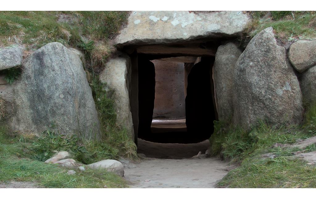 Blick durch den Eingang bis zur Steinkammer des Großsteingrabs Denghoog auf Sylt (2020)