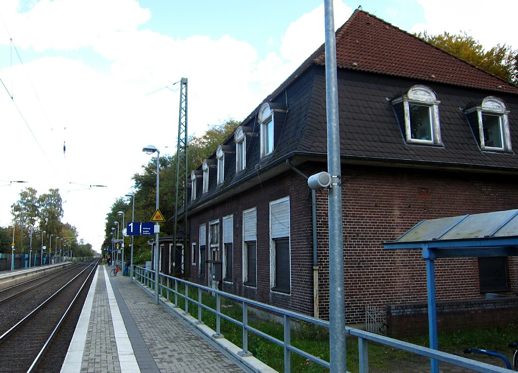 Das Gebäude des Bahnhofs und der Bahnsteig in Krefeld-Forstwald (2013).