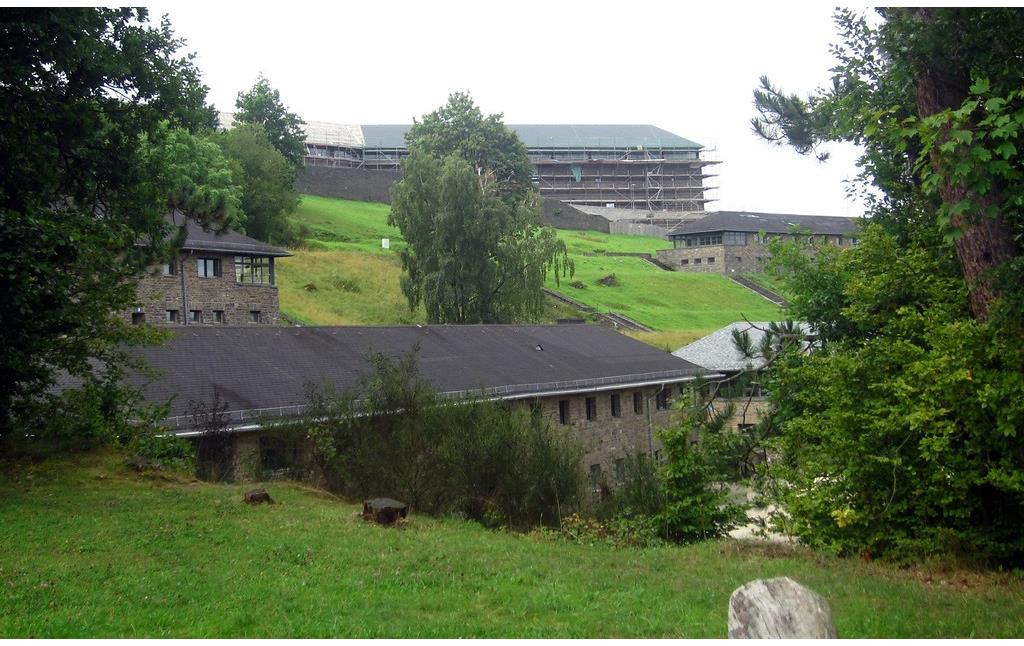 Blick auf Unterkünfte ("Kameradschaftshäuser") und dahinter das zentrale Gebäude um den "Adlerhof" der so genannten "Ordensburg" Vogelsang, einem früheren NS-Schulungsheim bei Schleiden-Gemünd (2015).