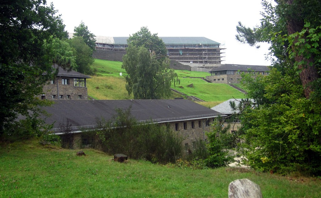 Blick auf Unterkünfte ("Kameradschaftshäuser") und dahinter das zentrale Gebäude um den "Adlerhof" der so genannten "Ordensburg" Vogelsang, einem früheren NS-Schulungsheim bei Schleiden-Gemünd (2015).