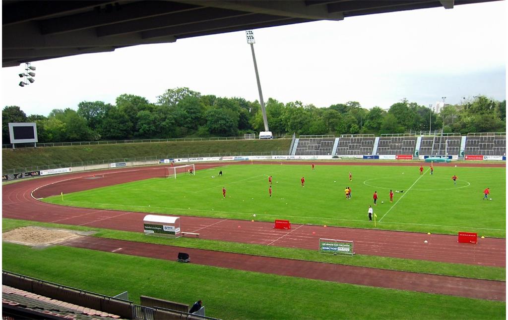 Nördlicher Teil des Sportstadions im Bonner Sportpark Nord von der Westtribüne aus gesehen (2014)